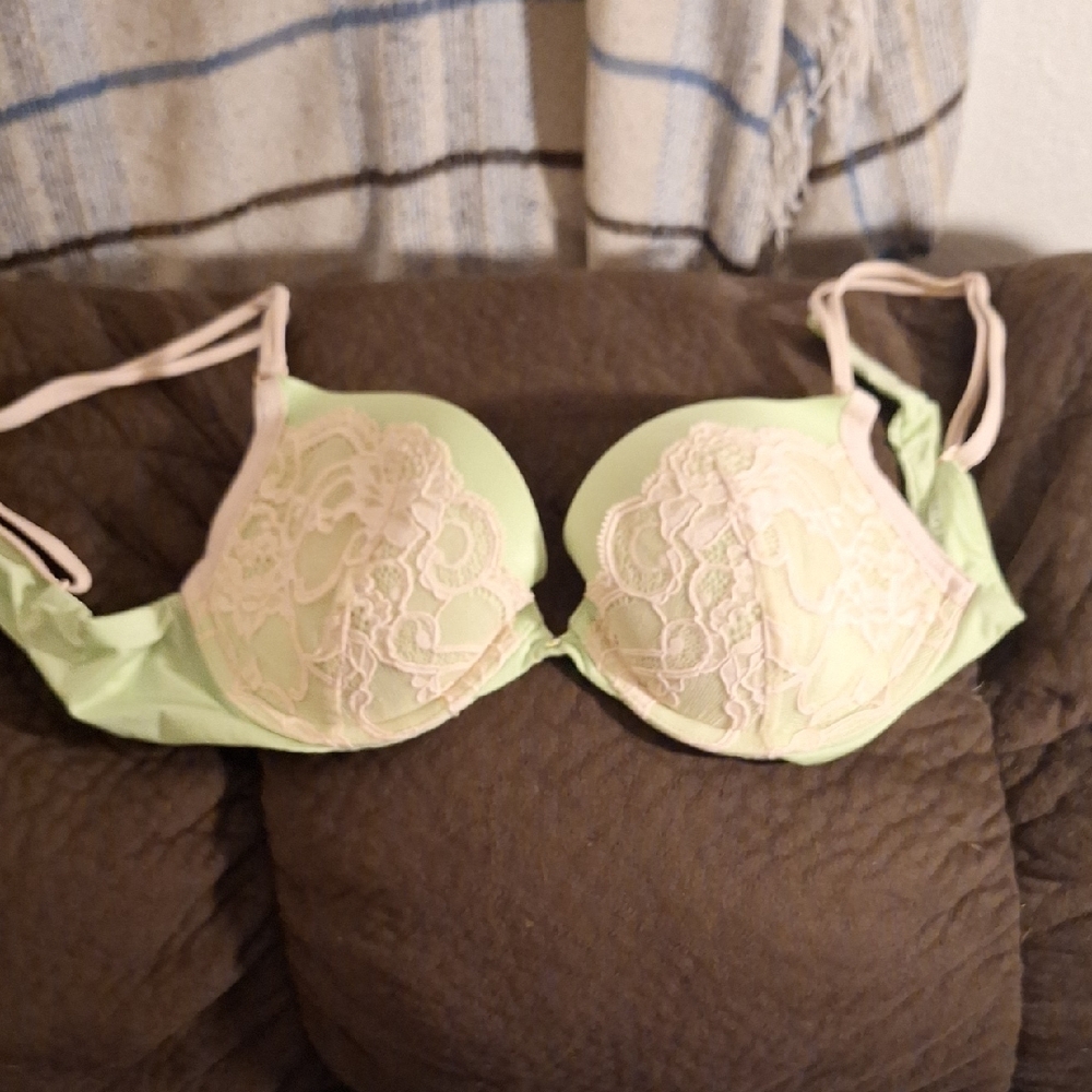 Victoria's Secret Light Green Lace Bra